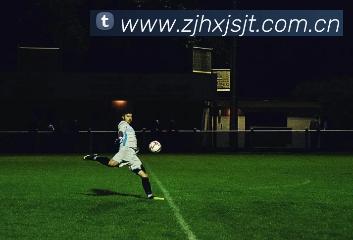 杨紫愚人节直播被整蛊，脱口而出“没人通知我啊”瞬间刷屏。真实反应戳中打工人共鸣，话题阅读破6亿，网友盛赞“内娱活人”